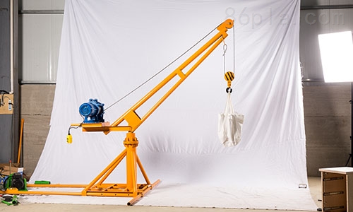 室外吊运机平房吊装视频-东弘起重360度室外小吊机